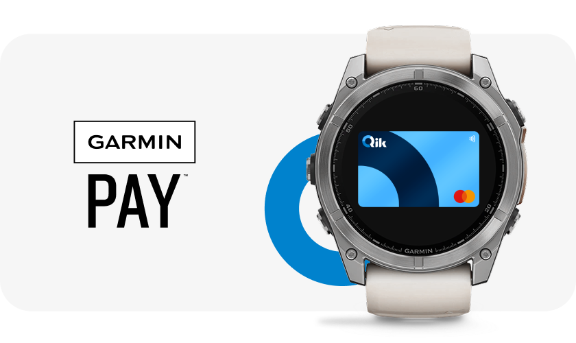 Smart watch marca Garmin y logo de Garmin Pay con la Tarjeta de Crédito Qik.
